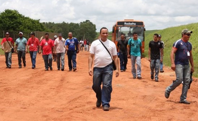 Trabalhadores paralisam os serviços na Decasa em Caiuá