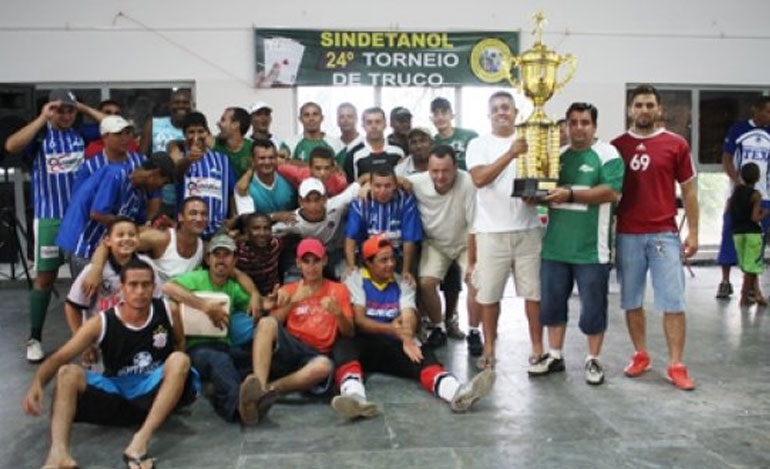 Trabalhadores prestigiam os torneios de futebol e truco do Sindetanol