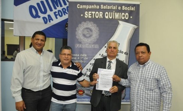 Químicos entregam pauta de reivindicações aos representantes patronais