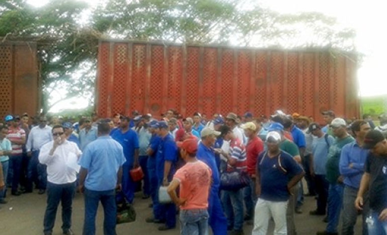 Trabalhadores da Floralco encerram greve após pagamento de salário atrasado