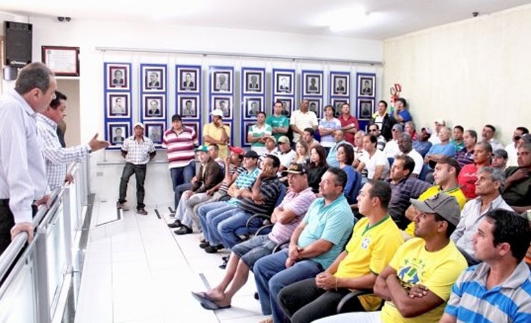 Trabalhadores demitidos da Floralco recebem assistência jurídica do Sindetanol