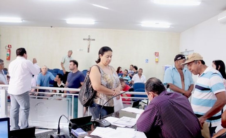Trabalhadores demitidos entregam documentos para ação judicial contra a Floralco