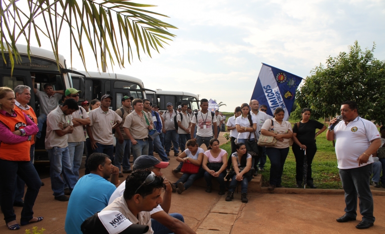 POR UM ACORDO JUSTO, DIRIGENTES SINDICAIS REALIZAM MANIFESTAÇÃO NA USINA COCAL DE NARANDIBA