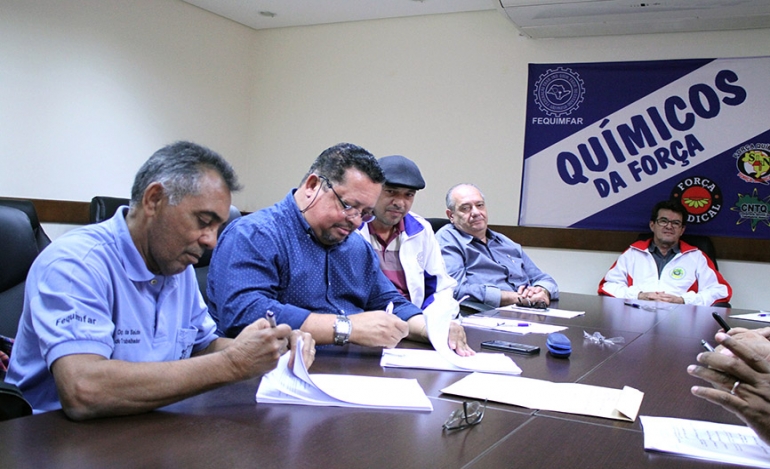Sindetanol assina Convenção de Prevenção de Acidentes em Máquinas Injetoras de Plástico e Sopradoras 