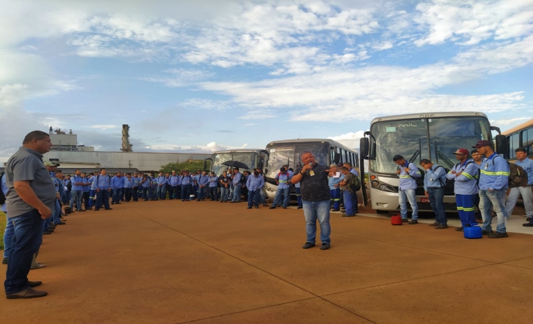 Sindetanol realiza assembleia com trabalhadores na usina Conquista do Pontal 