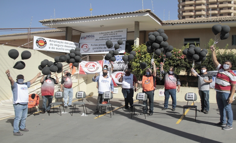 Sindetanol participa de dia de luto e luta, ato promovido pelo Conselho Intersindical