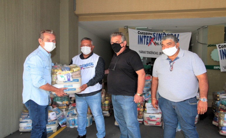 Conselho Intersindical entrega três toneladas de alimentos para entidades assistênciais